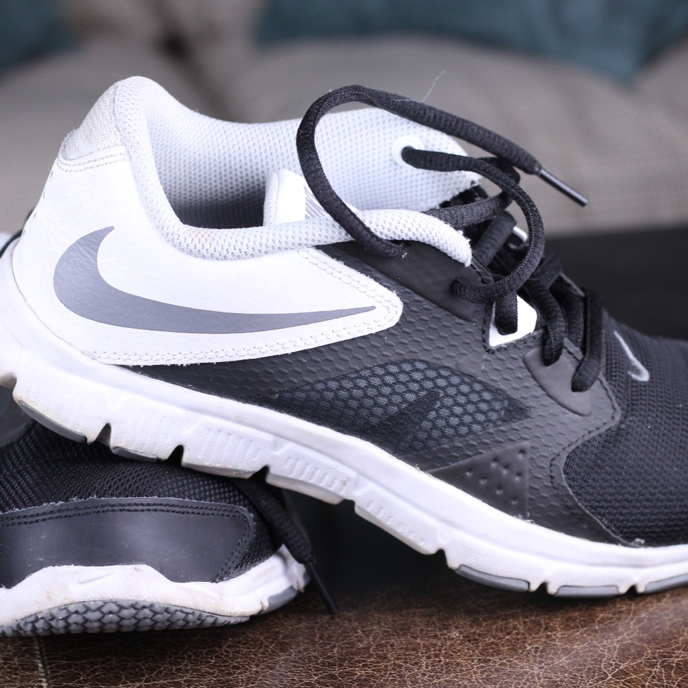 Black nike tennis shoes